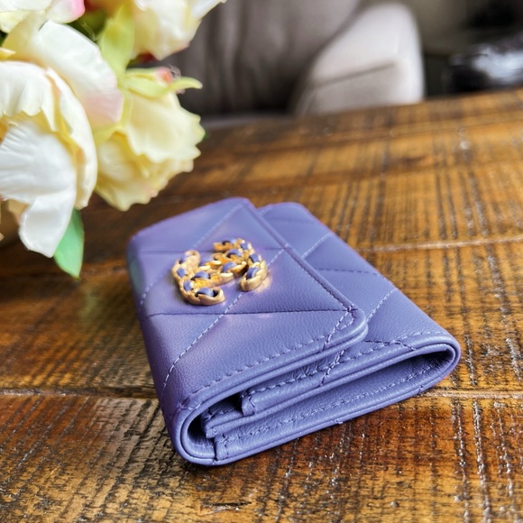 SOLD ❌ Chanel 19 Flap Card Holder & Dust Bag - Picture 5 of 12